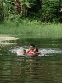 Rey Mbayang Pulang Kampung, Ajak Dinda Hauw & Anak Berenang di Telaga