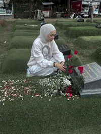 Richa Novisha Ziarah ke Makam Gary Iskak, Unggah Kenangan Bareng Mendiang Suami