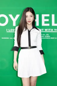 Rilis Special Album 'HELLO', Intip 9 Foto Cantik Joy Red Velvet di Acara Preskon Bareng Wendy