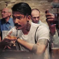 Rio Dewanto Makin Hot Saat Jadi Bartender di 'SURAT DARI PRAHA'