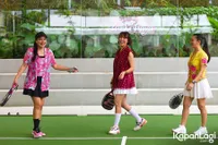 Ririn Ekawati & Titi Kamal Main Padel Sambil Berkebaya