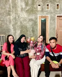 Rohimah Alli Bahagia Dijenguk Eva Belisima, Potret Kondisi Rumah Jadi Sorotan - Sederhana Belum Dicat