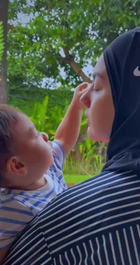 Romantis Abis, 10 Potret Irish Bella Lepas Rindu dengan Ammar Zoni di Bali - Pamer Ciuman Mesra di Kolam Penuh Bunga