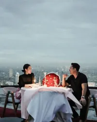 Romantis Bareng Kekasih, Foto-Foto Darma Mangkuluhur Anak Tommy Soeharto Dinner Mewah di Rooftop