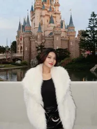 Romantis dan Stylish, Hanum Mega Tampil Glamor Saat Liburan ke Tokyo Disneyland Bersama Suami