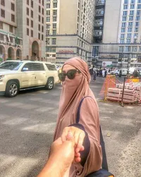 Romantisnya Arie Untung-Fenita, Umrah Bareng Pas Ultah Pernikahan