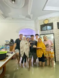 Rumah Kebanjiran, Ira Swara Rayakan Ultah Adik di Tengah Genangan