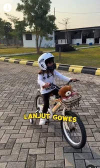 Rumahnya Jadi 'Kebun Binatang', Intip 8 Potret Kandang Kuda Milik Chacha Frederica yang Seluas Kamar Kos -Ada Kipas Anginnya