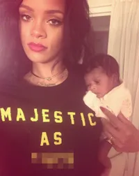 Rawat Bayi Penuh Kasih Sayang - Bukti Rihanna Calon Ibu Yang Baik
