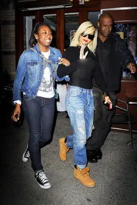 Rihanna Pamer Dada Lagi