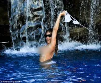 Rihanna Pose Topless Sambil Kibarkan Bra