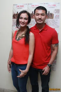 Rio Dewanto - Atiqah Hasiholan Tampak Kompak di Preskon Teater