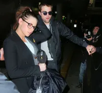 Robert Pattinson - Kristen Stewart Makin Lengket di Bandara
