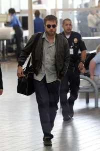 Robert Pattinson di Bandara Internasional Los Angeles