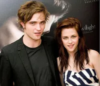 Robert Pattinson Ketahuan Kencani Wanita Lain