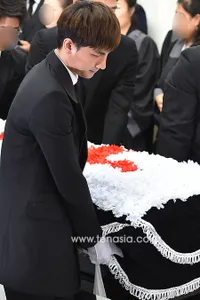 Roh Ji Hoon Turut Angkat Peti Jenazah Rise Ladies Code