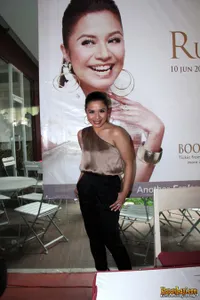 Ruth Sahanaya di Excelcior Cafe Radio Dalam Jakarta Selatan