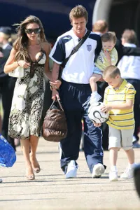 Saat David - Victoria Beckham Mesra Bareng Anak, Sempurna!