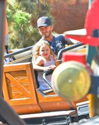 Saat Harper Beckham Asyik Naik Roller Coaster, Histeris Abis!