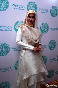Saat Sederet Hijaber Adu Cantik Berkaftan Putih, Bikin Hati Leleh
