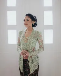 Sah Jadi Mantu Presiden, Ini 8 Potret Erina Gudono yang Anggun dalam Busana Tradisional Jawa - Pancarkan Aura Gadis Bangsawan