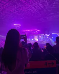 Sahabat Baik Rose, 8 Potret Keseruan Hyeri Girl's Day Nonton Konser BLACKPINK