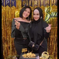 Sahabat Beda Keyakinan, 8 Potret Keakraban Iyeth Bustami & Erie Suzan - Bestie Banget Pokoknya!