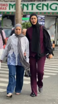 Sahabat Karib, Paula Verhoeven & Tya Ariestya Akui Hobi Jajan Street Food Hingga Masuk Rumah Hantu Bareng