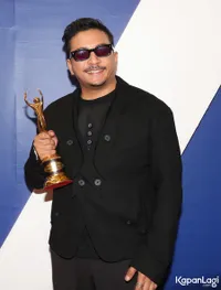 Sal Priadi Raih Penghargaan di AMI Awards 2024, Ungkap Rencana Kolaborasi Baru di Tahun Depan