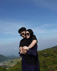 Saling Bucin, 8 Potret Liburan Alvin Faiz & Henny Rahman ke Tawangmangu - Tempatnya Mirip Lokasi Syuting FTV