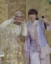Saling Memuji, 8 Potret Happy Asmara Tampil Bareng Nissa Sabyan - Bestie Banget!