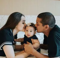 Saling Tatap Mesra, Deretan Foto Manis Yasmine Wildblood & Suami!
