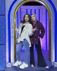 Sama-Sama Cantik! 8 Potret Okie Agustina Bareng 'Kembarannya' yang Kini Sudah Kuliah