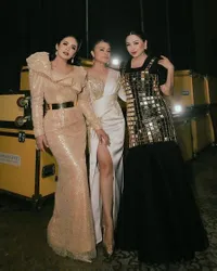 Sama-sama Mengaku Jalani Operasi Kecantikan, Adu Gaya Ruth Sahanaya dan Titi DJ - Dua Diva yang Tetap Memesona di Usia Kepala Lima