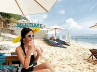 Sama Cantiknya - Tuai Kritik, 8 Potret Adu Gaya Shandy Aulia dan Nia Ramadhani Pakai Swimsuit yang Body Goals