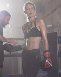 Berkeringat Cantik, Gigi Hadid Jalani Pemotretan Untuk Reebok
