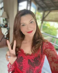 Sambut Usia 47 Tahun, Deretan Foto Tamara Bleszynski Pamer Pesona Cantik Kearifan Lokal Pakai Berbagai Kebaya Indah