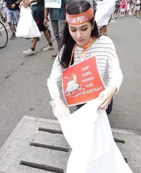 Sandra Dewi - Daniel Mananta Jadi 'Tukang Pungut Sampah' Sehari