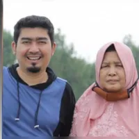 Sang Ibu Meninggal Dunia, Intip 8 Potret Kebersamaan Ustadz Solmed dan Ibunya yang Tinggal Kenangan - Setia Menemani Saat Sakit