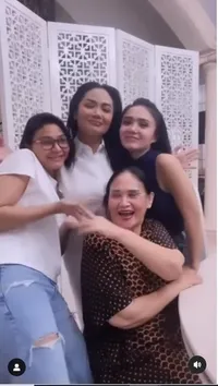 Sang Ibunda Ulang Tahun ke-72, Potret Yuni Shara, Krisdayanti dan Kartika Sary Rayakan dengan Joget Bersama - Adik Kakak Kompak Cium Barengan
