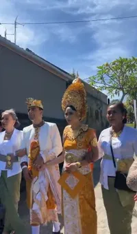 Sang Suami Diduga Pindah Agama, 10 Potret Pernikahan Laura Theux & Indra Brotolaras Dalam Adat Bali - Prosesi Potong Gigi Jadi Sorotan