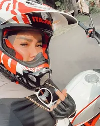 Sangar Banget! 12 Potret Olla Ramlan Wanita Berhijab Hobi Naik Motor Gede, Tetap Tampil Chic Tenteng Koleksi Tas Branded