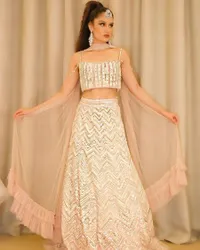 Sangat Cantik Sekali, Intip 8 Potret Cinta Laura yang Anggun Pakai Baju Khas India Bak Ratu Bollywood