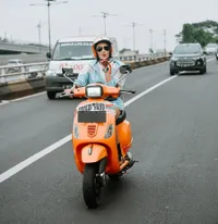 Santai Pakai Hotpants, 11 Potret Wika Salim Naik Vespa Keliling Kota - Netizen: Boncengin Aku Dong!