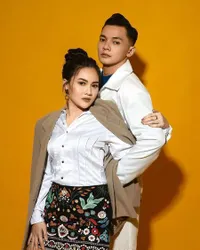 Santai Tenteng Es Teh Plastikan, Ini 8 Foto Family Portrait Nella Kharisma dan Dory Harsa yang Anti Mainstream - Kompak Tampil Bak Keluarga James Bond