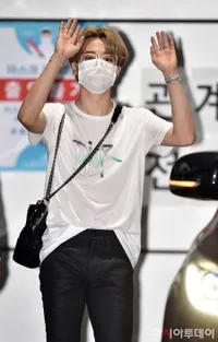 Santuy Abis Pakai Kaus Oblong dan Sandal, 8 Potret Gaya BTS Sepulang Kerja Jadi Sorotan Netizen