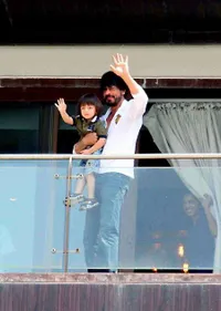 Sapa Fans SRK, AbRam Khan Lambaikan Tangan Super Unyu Dari Balkon