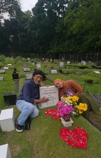 Satu Tahun Kematian Marissa Haque, Ikang Fawzi Nyekar Didampingi Anak