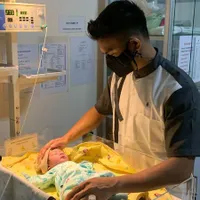 Sayang Anak, Ini 8 Potret Rizki Terpesona dengan Baby Syaki yang Makin Gemas dan Ganteng 