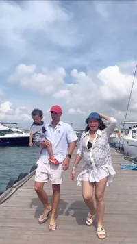 Sebentar Lagi Melahirkan, 10 Potret Jessica Iskandar Babymoon Naik Yacht Mewah - Bahagia Bersama Keluarga Tercinta